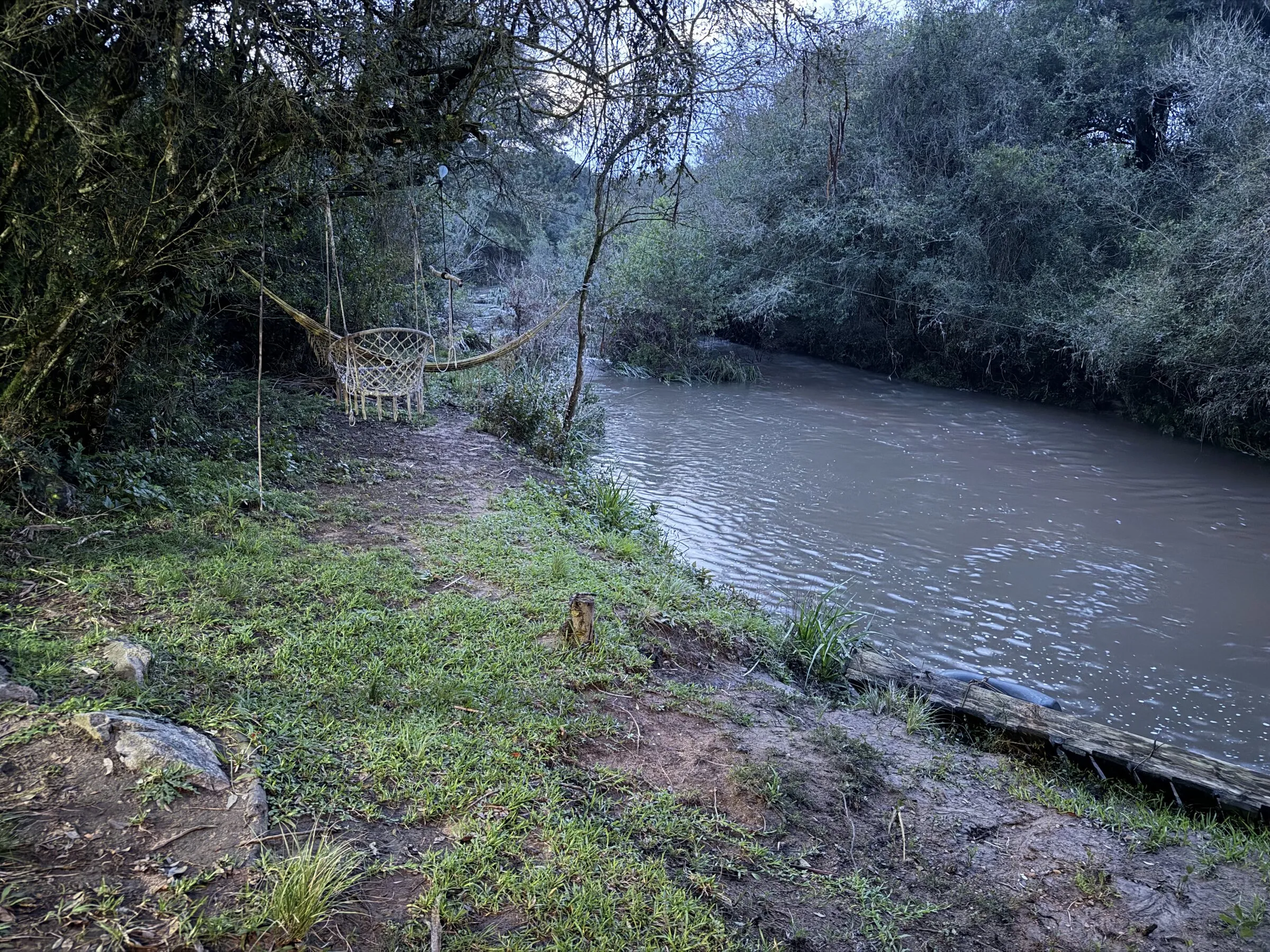 Arroyo junto al camping, rodeado de monte