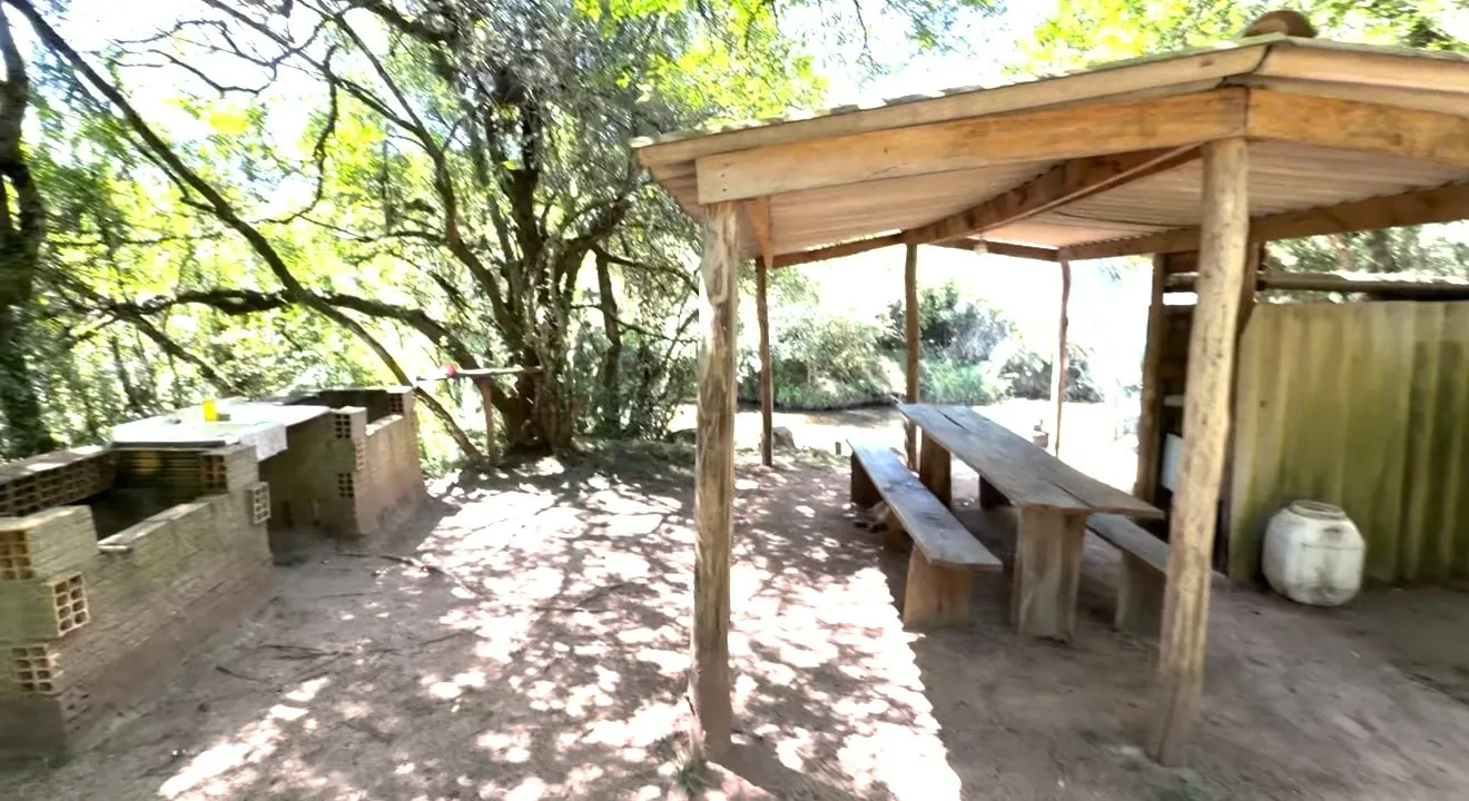 Barbacoa techada con mesa y vista al entorno