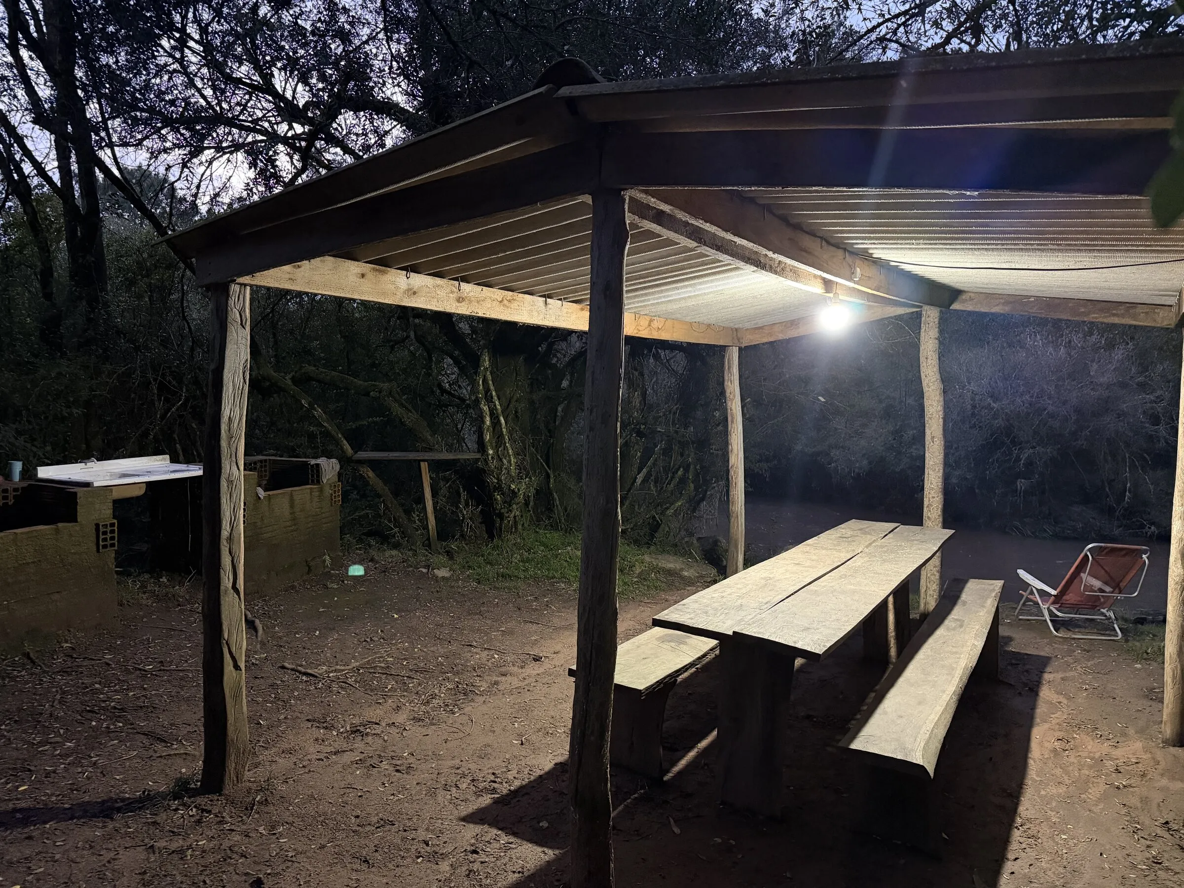 Barbacoa y mesa en un espacio común del camping
